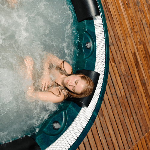 Jacuzzi extérieur – Domaine des Monts de la Baie Jacuzzi extérieur - Domaine des Monts de la Baie